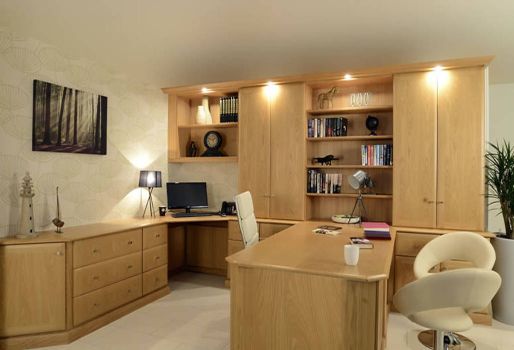 Oxford Fitted Home Office Furniture homify ห้องทำงาน/อ่านหนังสือ ตู้เก็บของและชั้นวาง