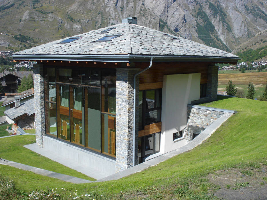 Villa a La Thuile (AO) con serra solare e b&b ipogeo, Eddy Cretaz Architetttura Eddy Cretaz Architetttura Case moderne