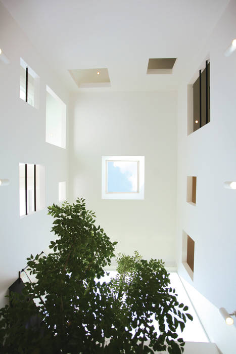 各居室と開口で繋がる吹抜け空間 スターディ・スタイル一級建築士事務所 モダンな 窓&ドア