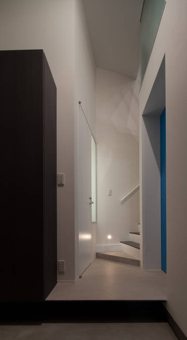 house KK, 杉浦事務所 杉浦事務所 Коридор, прихожая и лестница в стиле минимализм