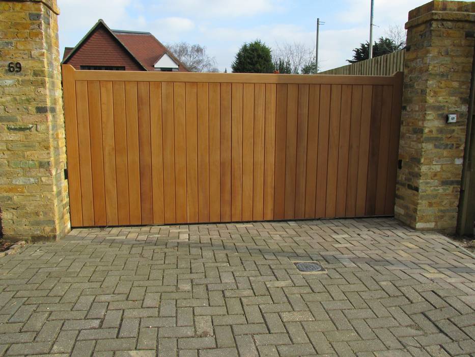 Front View of Metal Framed, Wooden Boarded Electric Gate Portcullis Electric Gates Minimalist style garden