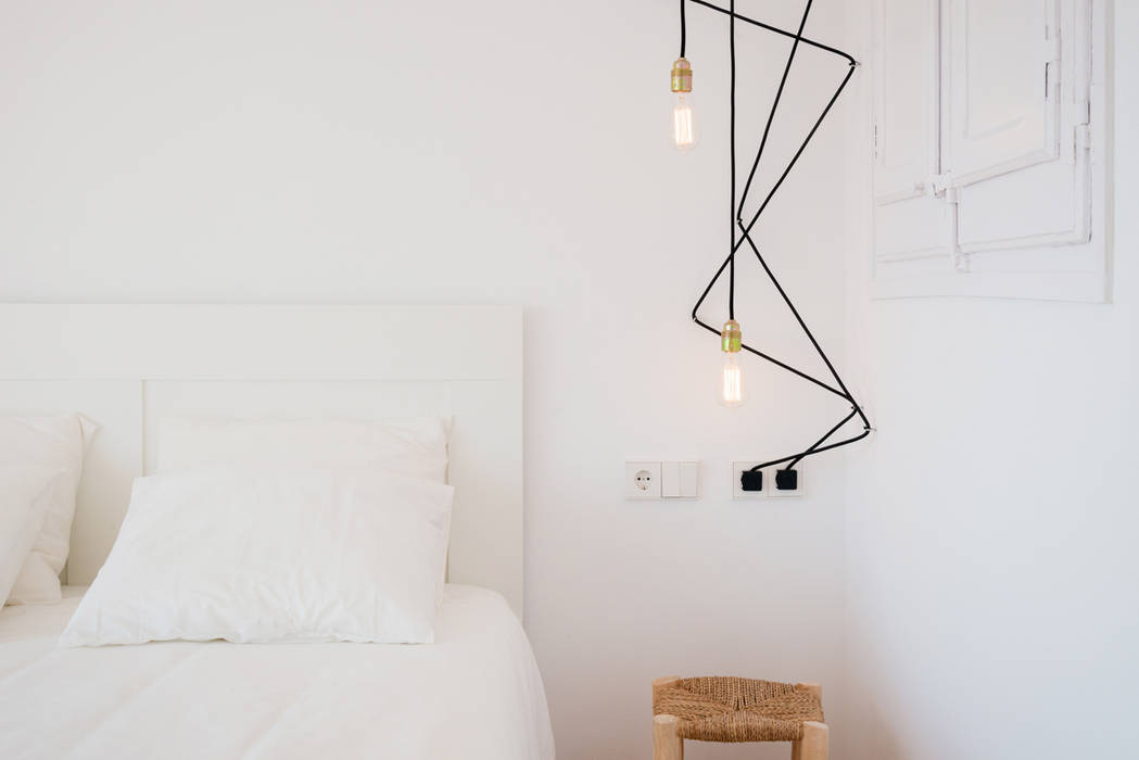 ATICO EN BLANES, LF24 Arquitectura Interiorismo LF24 Arquitectura Interiorismo Modern style bedroom Lighting