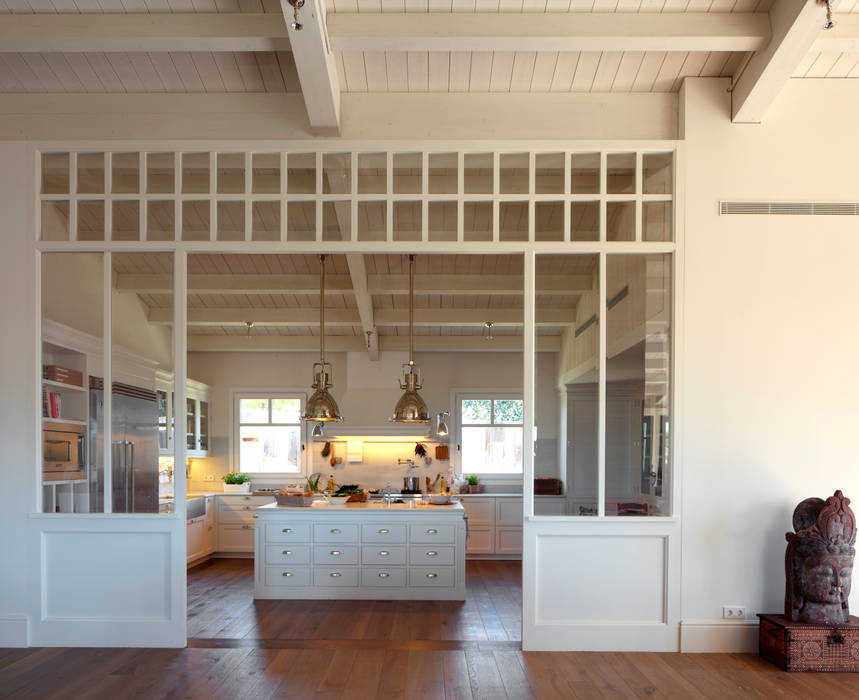 Puertas acristaladas de acceso a la cocina DEULONDER arquitectura domestica Cocinas de estilo moderno