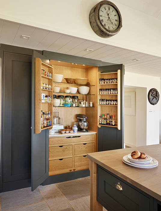 Orford | A classic country kitchen with coastal inspiration Davonport Klassische Küchen Holz