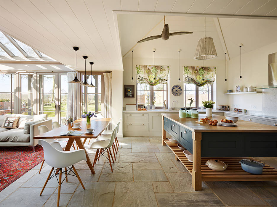 Orford | A classic country kitchen with coastal inspiration Davonport Klasyczna kuchnia Drewno O efekcie drewna