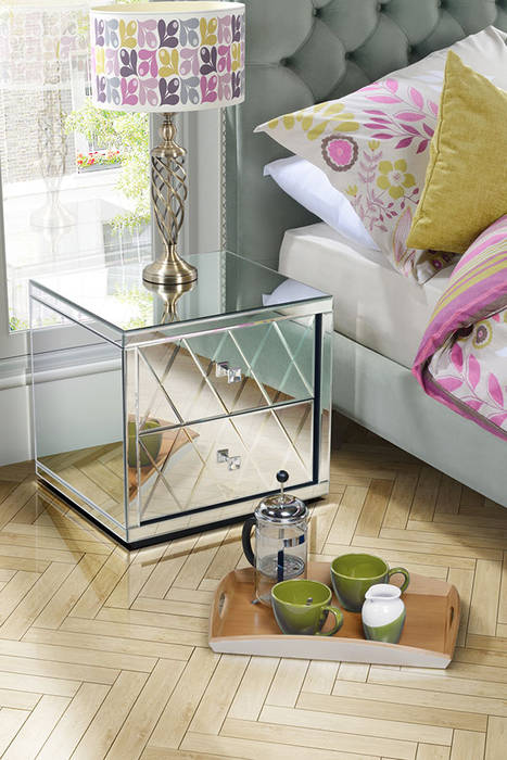 Knightsbridge Mirrored Bedside Table with 2 Drawers homify Quartos clássicos Mesa de cabeceira