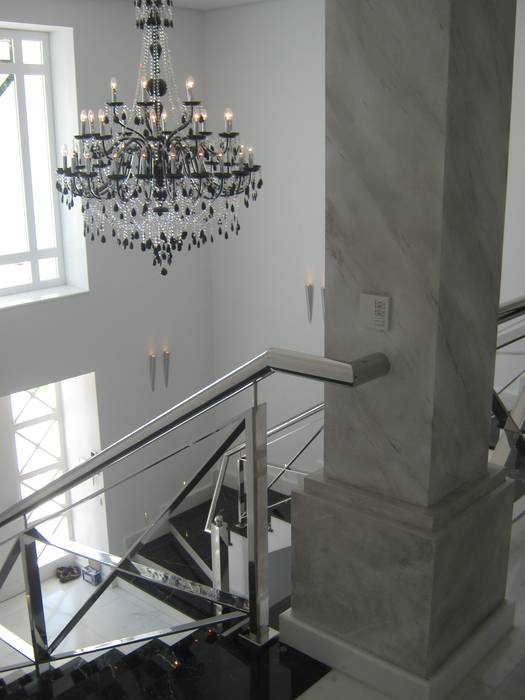 hall de entrada desde arriba UAArquitectos Pasillos, vestíbulos y escaleras de estilo mediterráneo