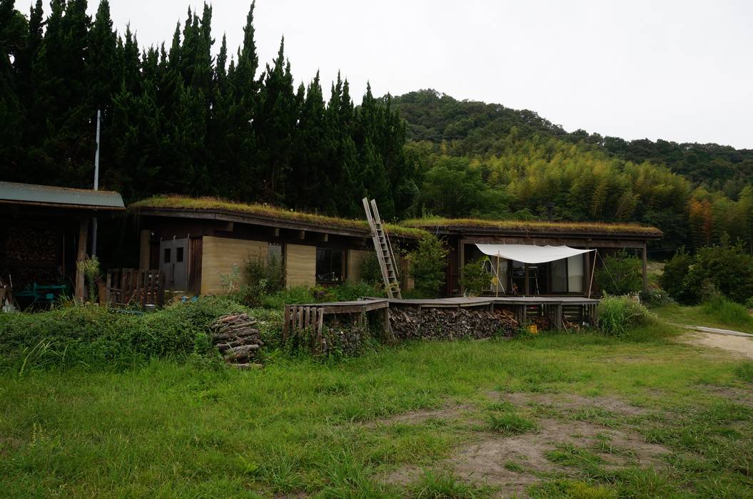 洲本草屋根の家と版築工房, 虎設計工房 虎設計工房 Casas de estilo ecléctico Madera maciza Multicolor