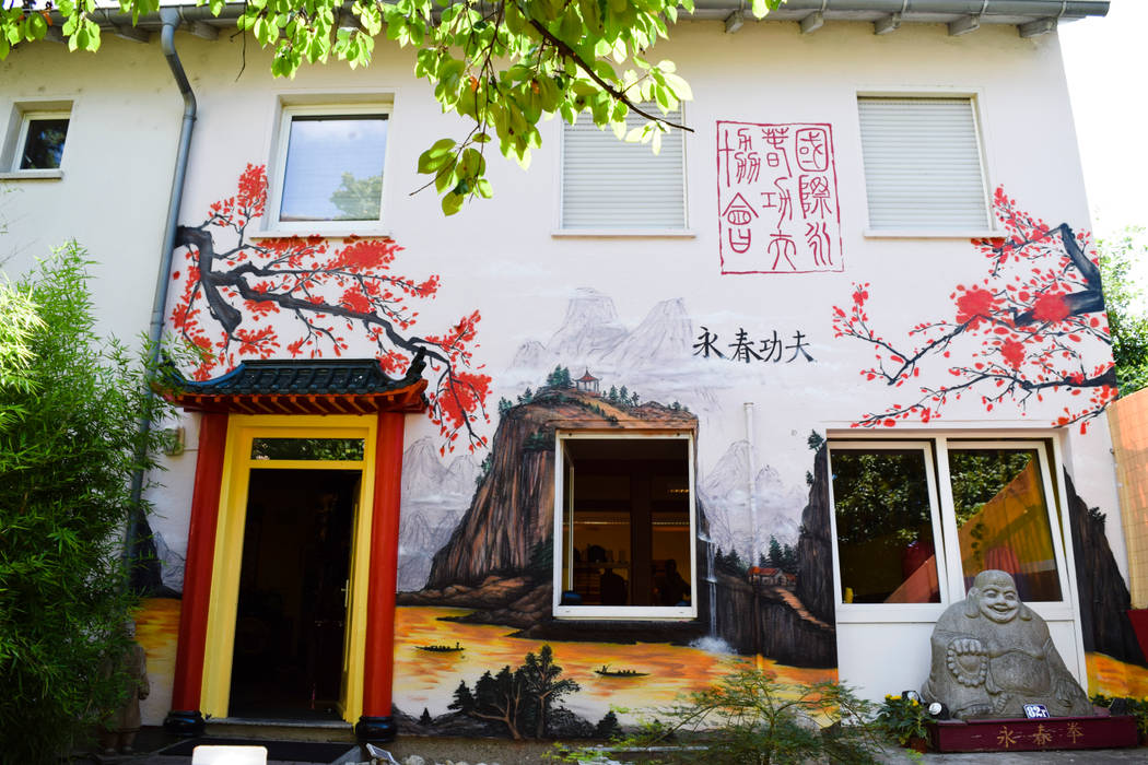 Außenfassade KUNG FU Zentrum, Bombye Kreation Bombye Kreation Asian style houses Pflanze,Fenster,Gebäude,Eigentum,Leuchte,Blatt,Die Architektur,Tür,Baum,Haus
