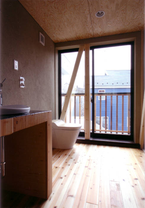 洗面よりトイレを見る 豊田空間デザイン室 一級建築士事務所 オリジナルスタイルの お風呂 木 木目調
