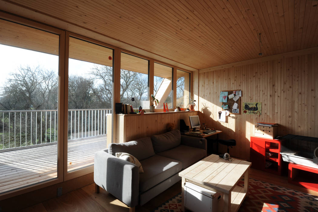 Innenansicht Wohnbereich Obergeschoß Symbios Architektur Moderne Wohnzimmer Holz Holznachbildung