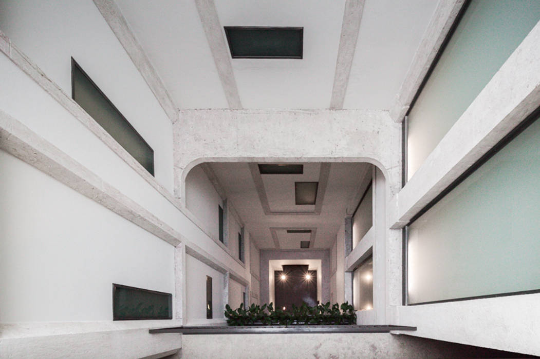 PAÇO DO DUQUE BUILDINGS LISBON, OPERA I DESIGN MATTERS OPERA I DESIGN MATTERS Corredores, halls e escadas clássicos