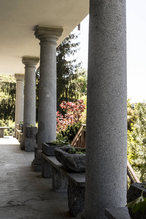 Colonne in pietra, colonne in marmo, colonne in granito: dettagli che diventano protagonisti, Ramella Alessandro snc Ramella Alessandro snc بلكونة أو شرفة