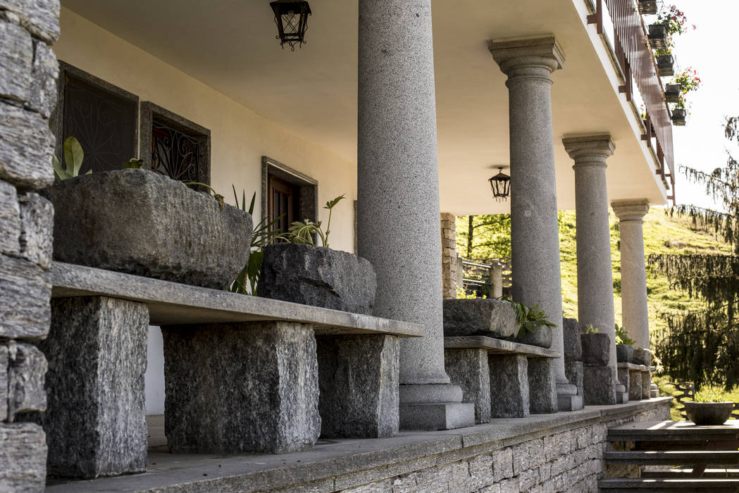 Colonnato in granito finitura bocciardata Ramella Alessandro snc Balcone, Veranda & Terrazza in stile classico