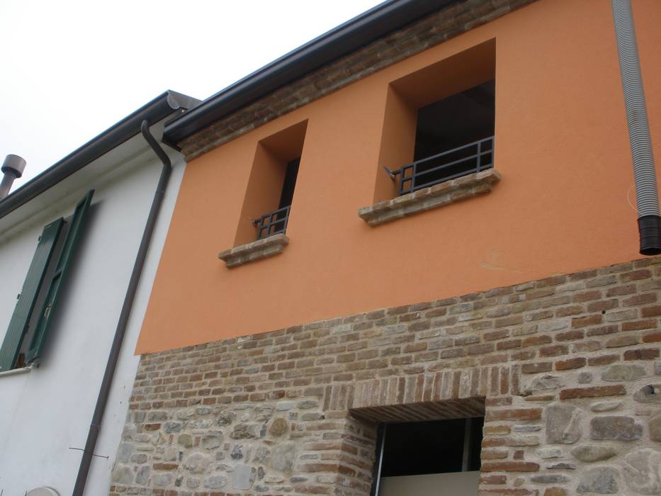 Il passato viene conservato sul fronte Nord-Ovest Studio Arch. Mauro Ioli Case in stile rustico Laterizio