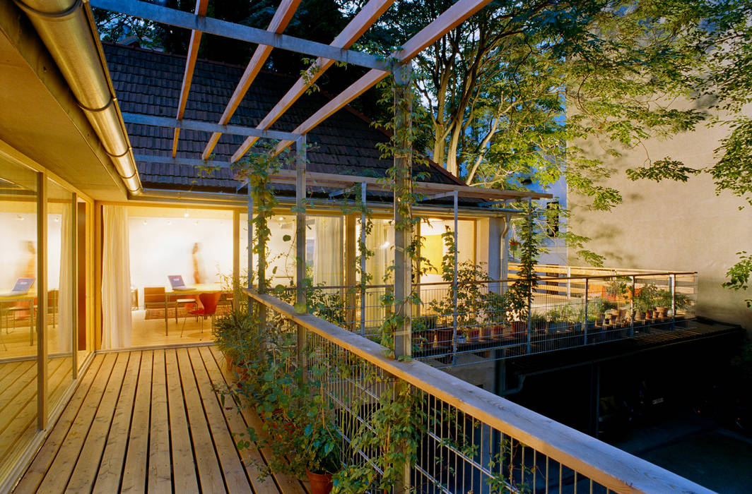 surrounding balcony allmermacke Modern balcony, veranda & terrace Wood Wood effect
