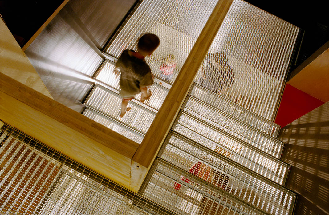 steel grating stairs allmermacke Corredores, halls e escadas modernos Ferro/Aço