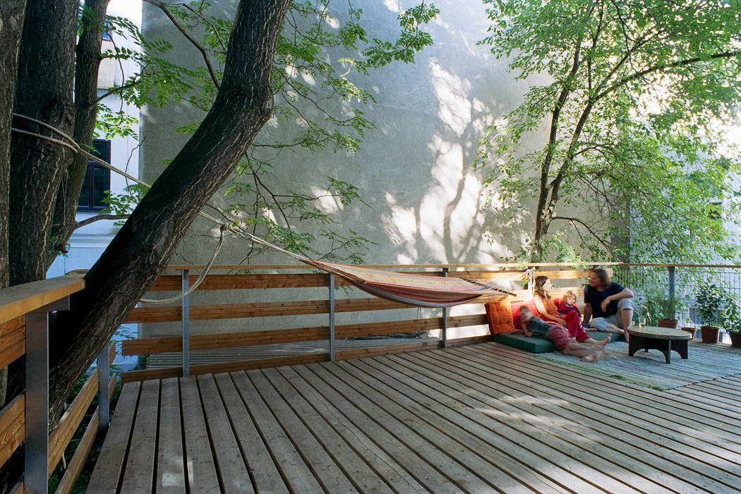 an oasis in the city allmermacke Modern balcony, veranda & terrace Wood Wood effect