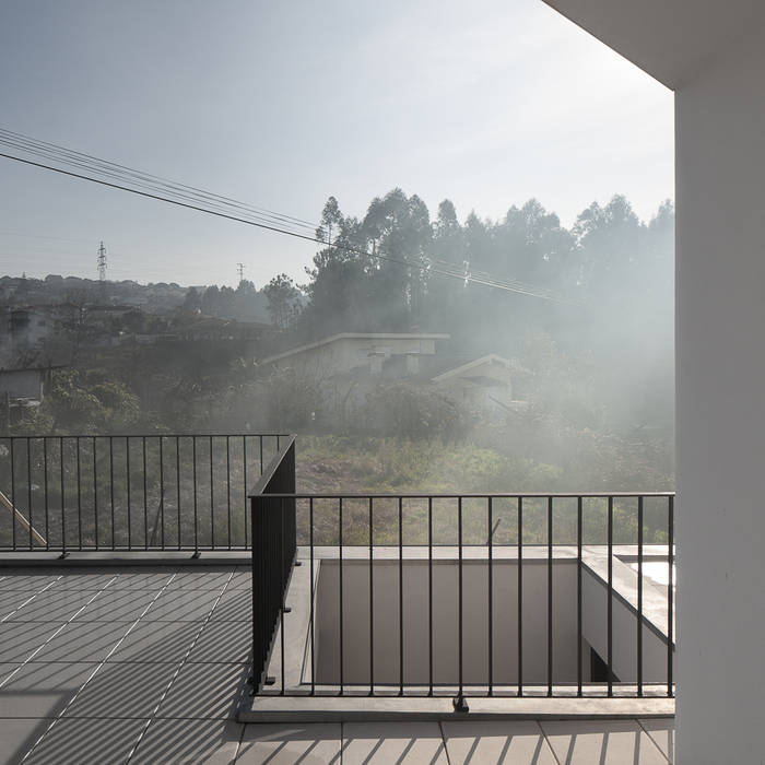 a, PEDROHENRIQUE|ARQUITETO PEDROHENRIQUE|ARQUITETO Modern style balcony, porch & terrace