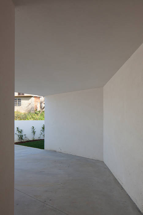 a, PEDROHENRIQUE|ARQUITETO PEDROHENRIQUE|ARQUITETO Modern corridor, hallway & stairs