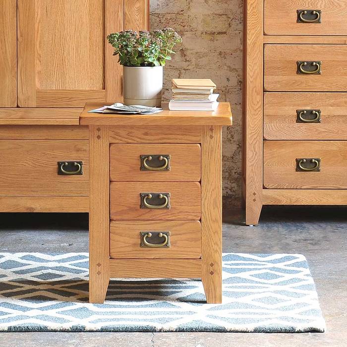 Oakland 3 Drawer Bedside Cabinet The Cotswold Company Chambre rurale Bois Effet bois