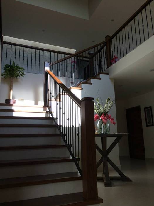 Escaleras homify Pasillos, vestíbulos y escaleras de estilo moderno Derivados de madera Transparente