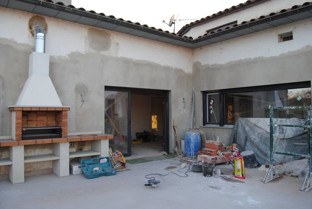 Instalacion de la barbacoa a la terraza y de los dos grandes ventanales para proporcionar la maxima luminosidad dentro de la casa CRE3A Creative Design Solutions Balcones y terrazas de estilo moderno