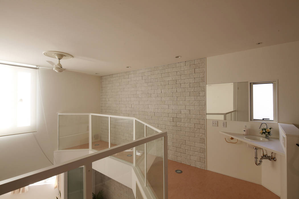 リビングの吹き抜け上部にあるお手洗い 一級建築士事務所アトリエｍ クラシカルスタイルの 玄関&廊下&階段