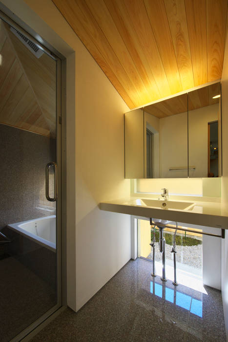 岩倉の家, 五藤久佳デザインオフィス有限会社 五藤久佳デザインオフィス有限会社 Eclectic style bathroom