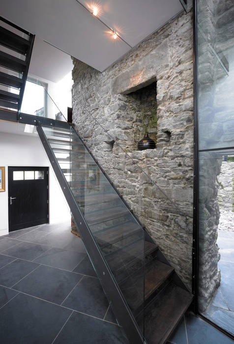 Triple Height Hallway WT Architecture Pasillos, vestíbulos y escaleras modernos