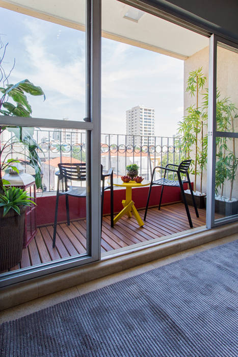 Apartamento Mooca, Lo. interiores Lo. interiores Balcone, Veranda & Terrazza in stile tropicale
