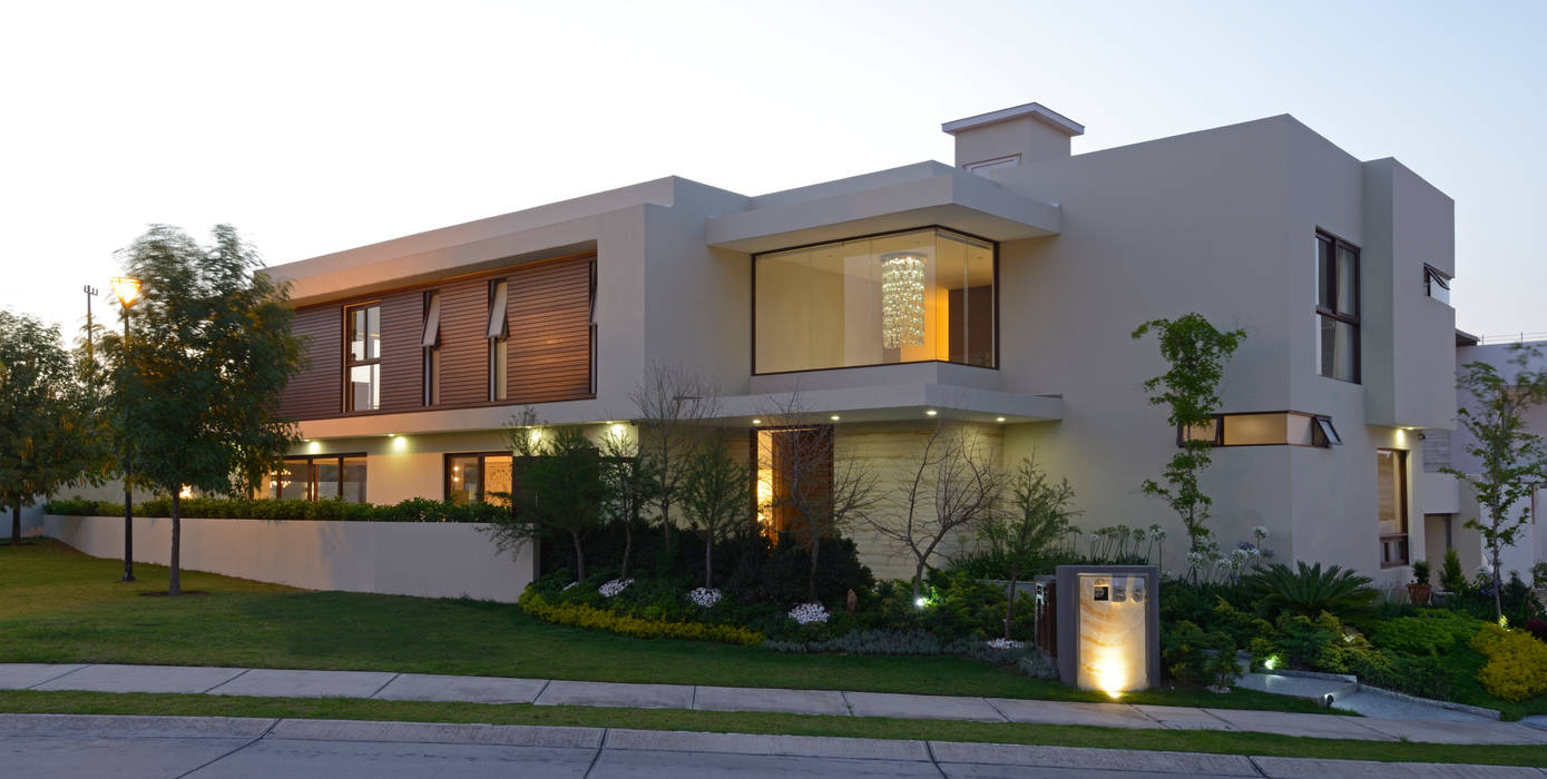 Fachada Principal Casa GL homify Casas modernas: Ideas, diseños y decoración Mármol Beige