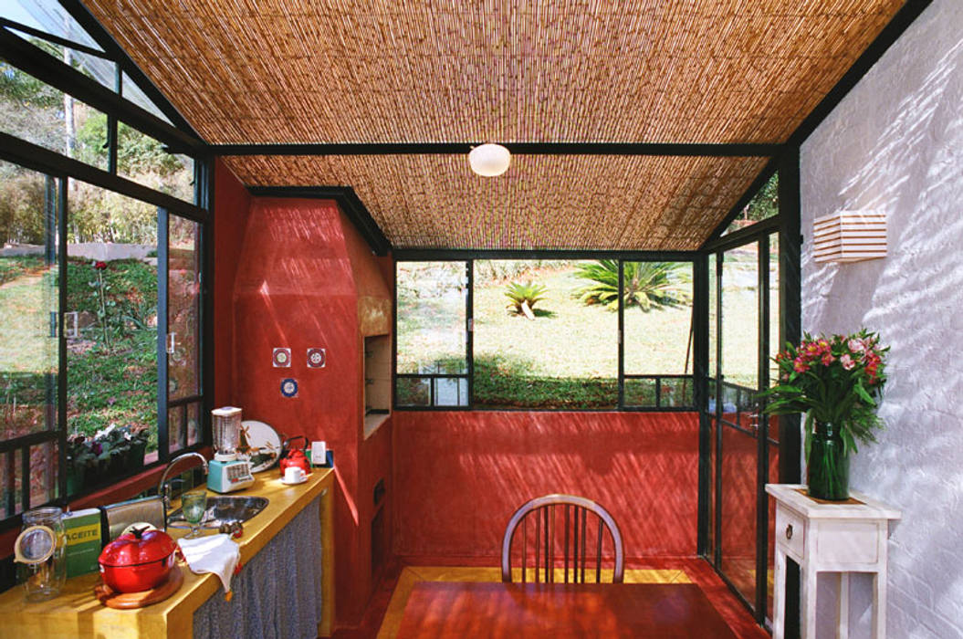 Casa de Campo - Ibiúna, Célia Orlandi por Ato em Arte Célia Orlandi por Ato em Arte Country style kitchen Bricks Red