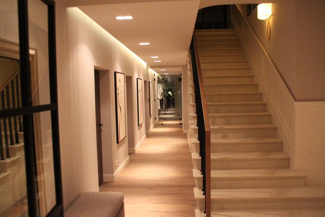 Dom z basenem, Comfort & Style Interiors Comfort & Style Interiors 現代風玄關、走廊與階梯 配件與裝飾品