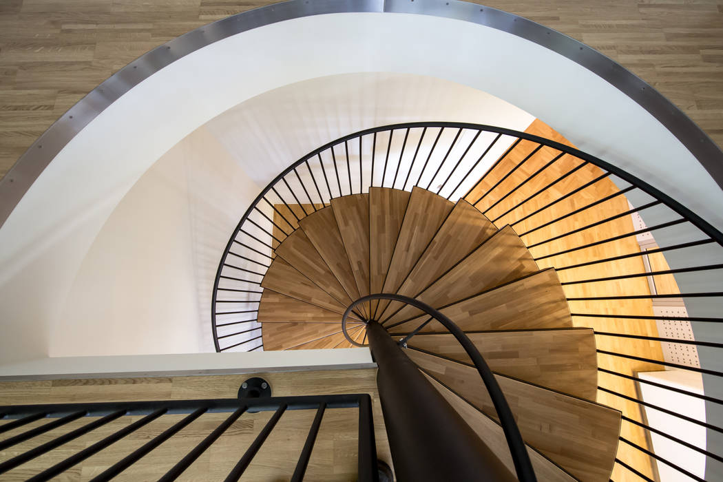 Schweizerhaus , Architektin DI Ulrike Wallnöfer Architektin DI Ulrike Wallnöfer Modern Corridor, Hallway and Staircase