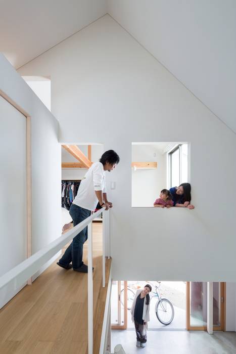 浜竹の家 House in Hamatake, 本間義章建築設計事務所 本間義章建築設計事務所 Modern corridor, hallway & stairs