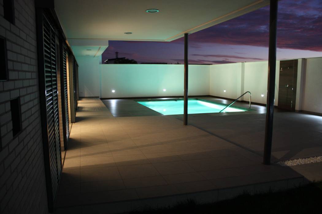 VIVIENDA UNIFAMILIAR ENTREMEDIANERAS, ESTUDIO P ARQUITECTO ESTUDIO P ARQUITECTO Moderne Pools Keramik