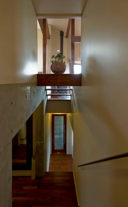 見上げと見下げの階段 アール・アンド・エス設計工房 和風の 玄関&廊下&階段