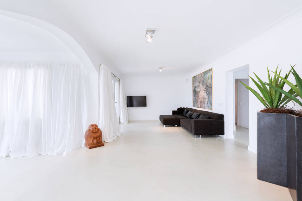 Reforma integral de una villa situada en Mallorca, ISLABAU constructora ISLABAU constructora Soggiorno minimalista