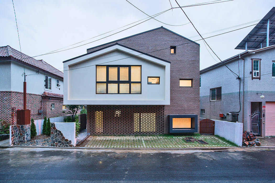 창원 재미있는 집 , (주)유타건축사사무소 (주)유타건축사사무소 Casas de estilo moderno Ladrillos