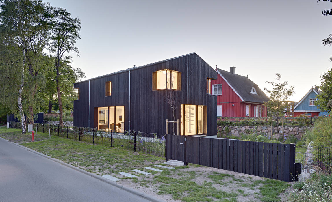 Modernes Ferienwohnhaus in Anlehnung an ein traditionelles Drempelhaus, Möhring Architekten Möhring Architekten Beşik çatı