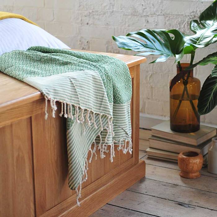 Evelena Emerald Green Throw The Cotswold Company Phòng ngủ phong cách đồng quê Gỗ Wood effect