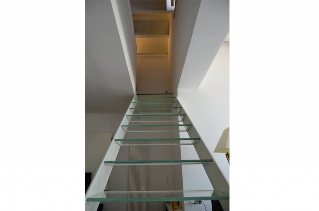 Scala di accessso al piano superiore/After danielainzerillo architetto&relooker Alluminio / Zinco
