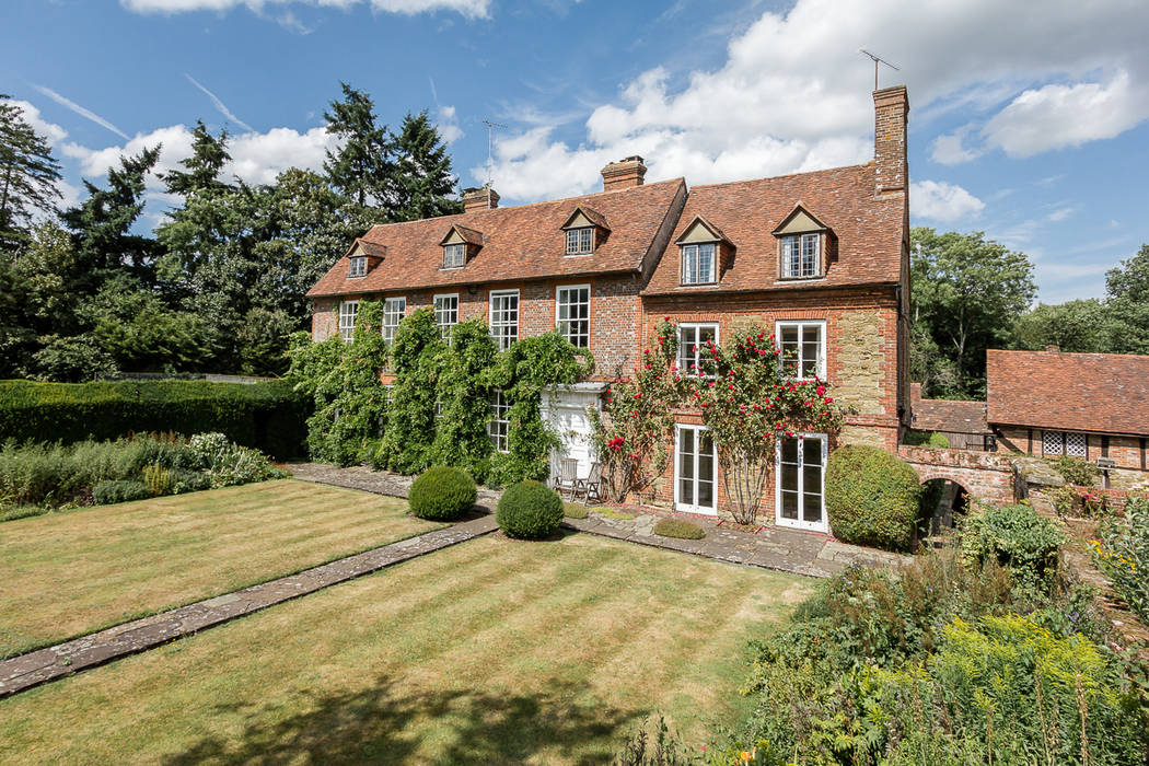 Historic Surrey Mansion Exterior homify Дома в стиле кантри Кирпичи historic,exterior,fascade,garden,mansion,luxury,brick