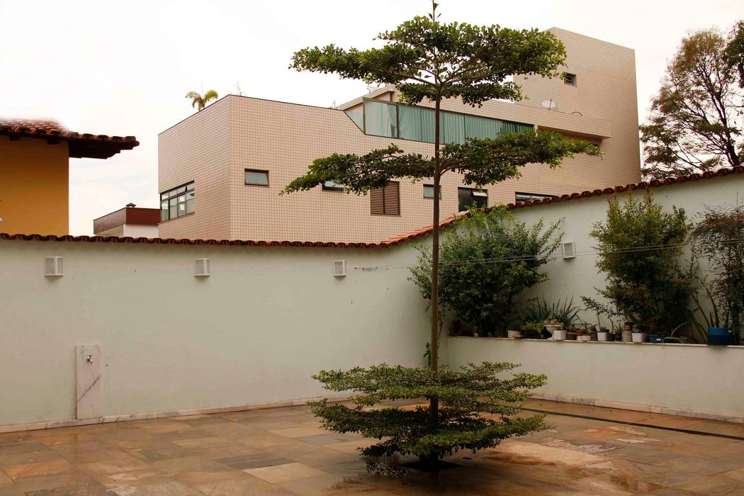 Casa Liberdade, Na Lupa Design Na Lupa Design Balcone, Veranda & Terrazza in stile classico