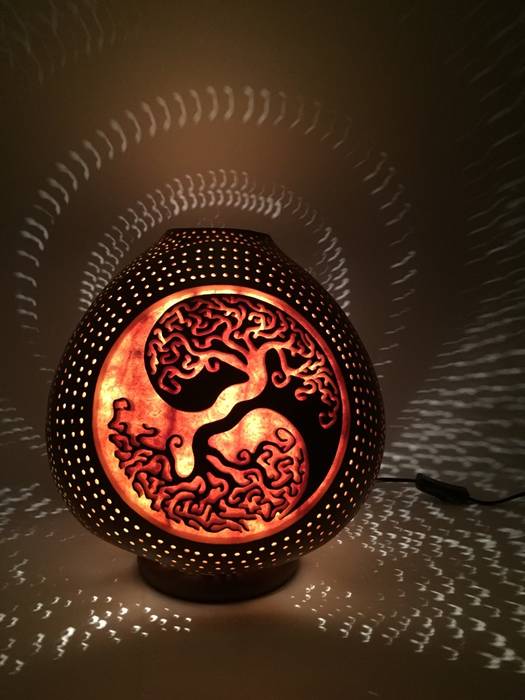 Kürbis- bzw. Kalebassenlampe "Tree of life" im Ying yang "Flower of Life", Atelier Pumpkin-Art Atelier Pumpkin-Art ラスティックデザインの リビング 照明