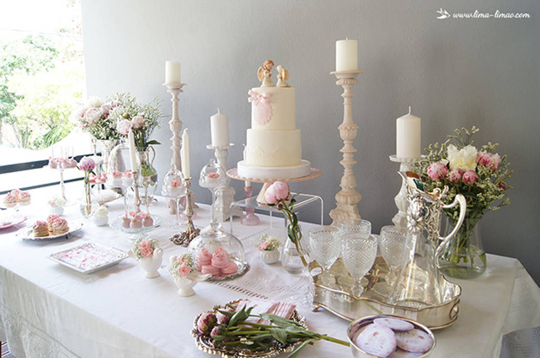 A elegante e simples mesa do batizado da Carminho e da Carlota. Lima Limão- Festas com charme Salas de jantar clássicas Mesas