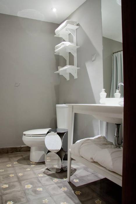 CORIAN® loves ELÍAS, Elías Arquitectura Elías Arquitectura Modern bathroom Shelves
