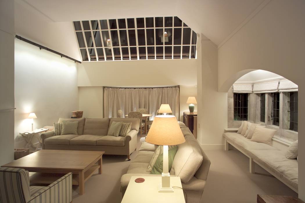 Artist's studio as sitting room john bullock lighting design Ruang Keluarga Modern