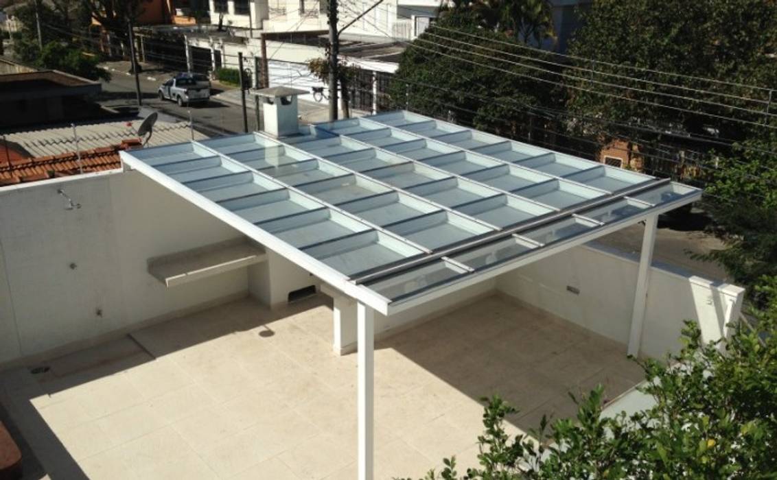 Cobertura Metálica com Vidro Vitor Dias Arquitetura Varandas, alpendres e terraços modernos